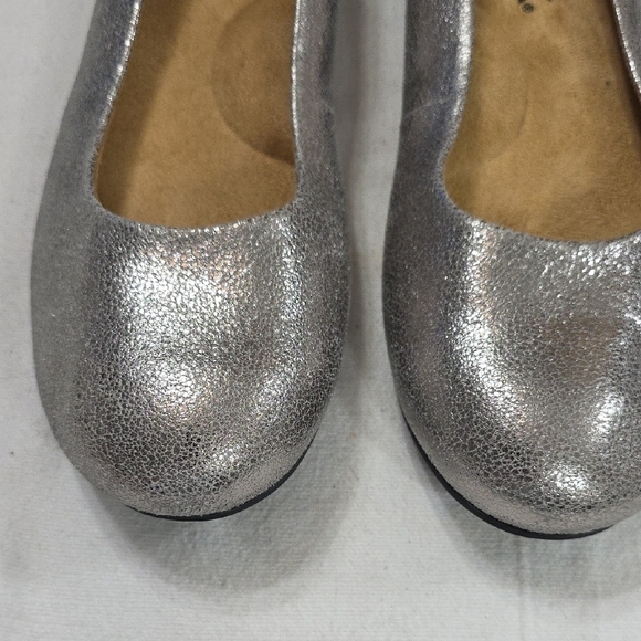 SoftWalk Women's Slip-On Flats Shoes Silver Leather Uppers Arch Support 6.5 EUC - Picture 4 of 10